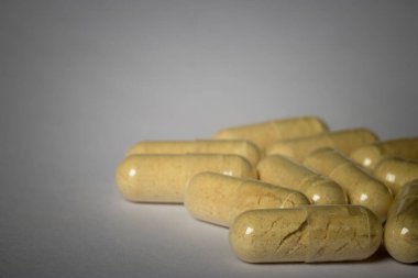 Masaya saçılmış sarı haplar