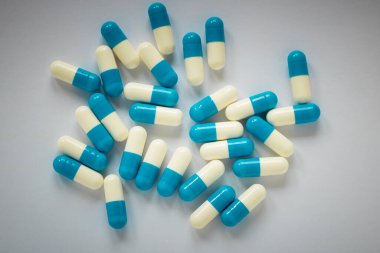 Sade arka planda mavi-beyaz haplar