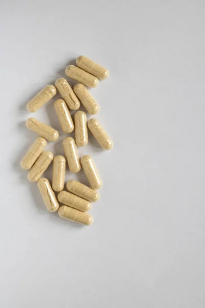 Masaya saçılmış sarı haplar