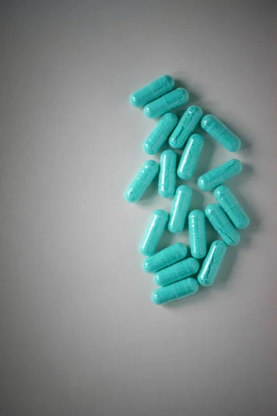 Masaya saçılmış mavi haplar