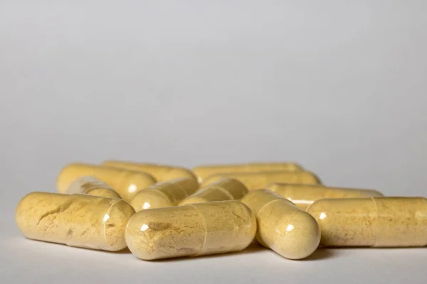 Masaya saçılmış sarı haplar