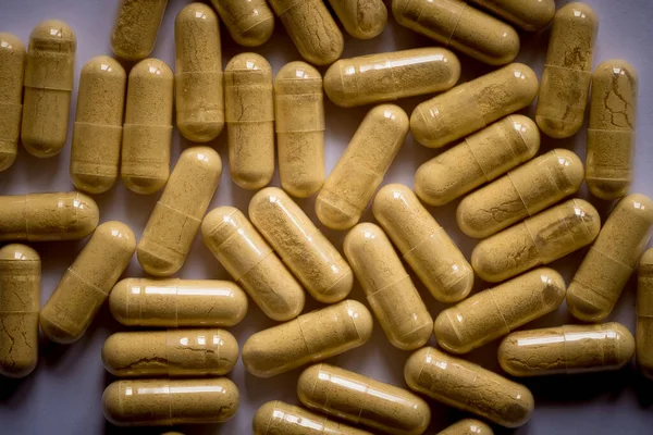 Masaya saçılmış sarı haplar