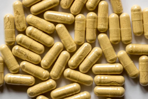 Masaya saçılmış sarı haplar