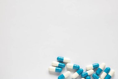 Sade arka planda mavi-beyaz haplar