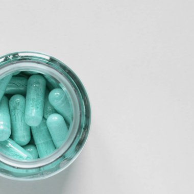 Kavanozda mavi haplar