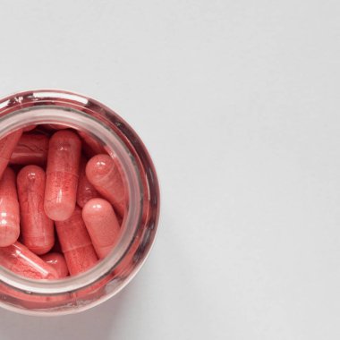 Kavanozda kırmızı haplar