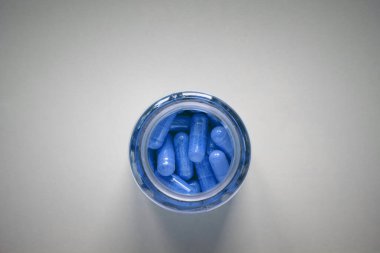 Kavanozda mavi haplar