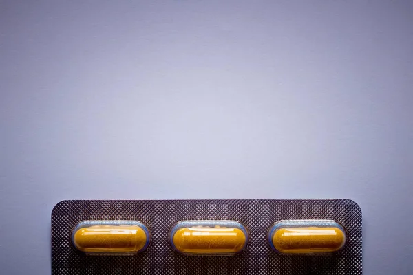 Κίτρινα Χάπια Μια Φουσκάλα Ένα Απλό Φόντο — Φωτογραφία Αρχείου