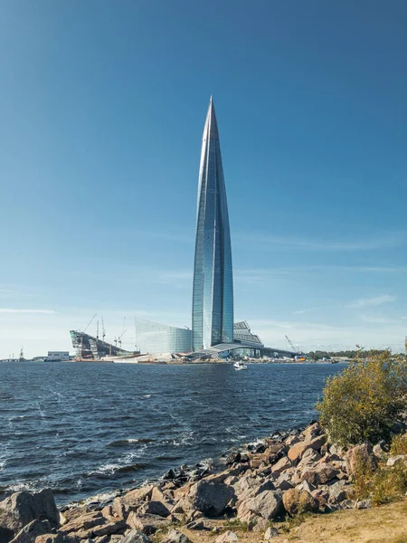 St. Petersburg sahilindeki gökdelen.