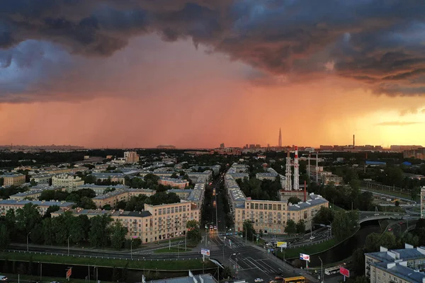 Antes de la lluvia. Cielo de tormenta de verano por encima de la ciudad. —  Fotos de Stock