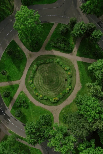 Çim tarlasının hava görüntüsü ve koşan adam.