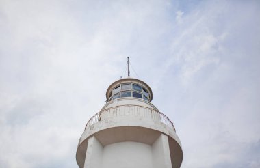 Gökyüzünün önündeki deniz feneri