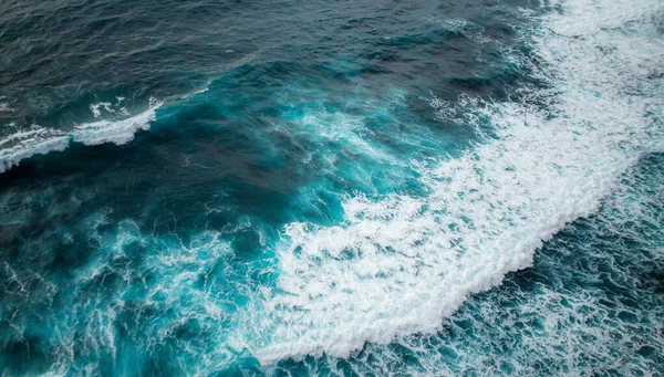 Krásná textura vody s vlnami — Stock fotografie