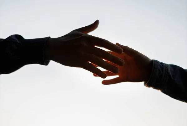 Gün batımında tutunan çift