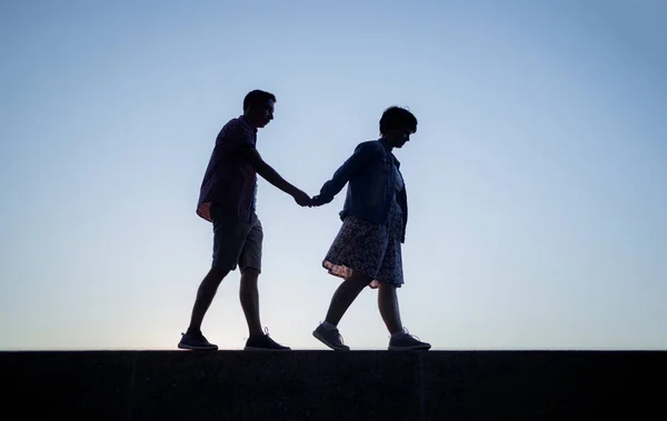 Pareja de silueta sobre fondo del atardecer —  Fotos de Stock