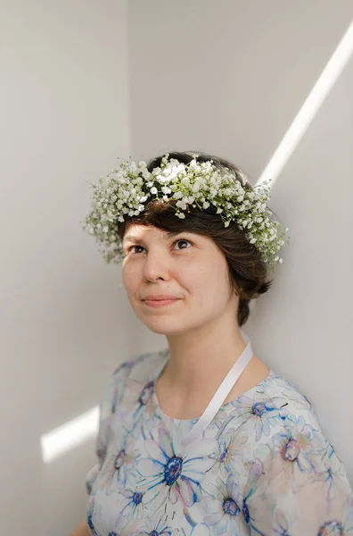 Güneşin altındaki güzel kız sızdırıyor