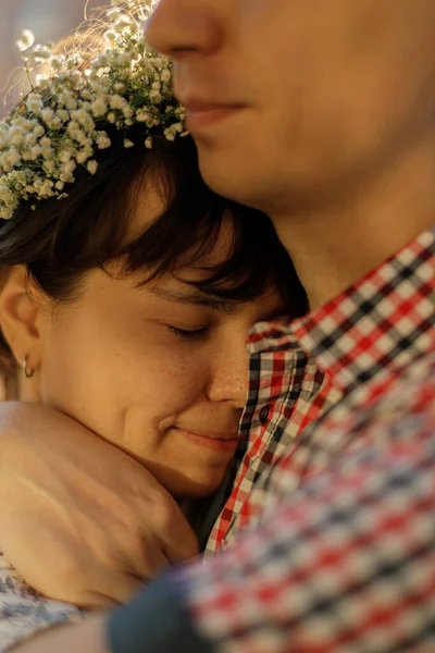 Nahaufnahme Porträt eines schönen jungen Paares, das lächelt, bevor es sich gegen Sonnenuntergang küsst — Stockfoto