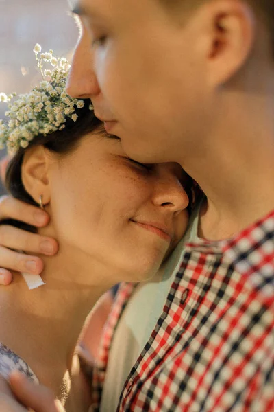 Gros plan portrait d'un beau jeune couple souriant avant de s'embrasser contre le coucher du soleil — Photo