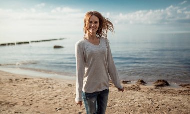 Sahilde gülümseyen bir kız.