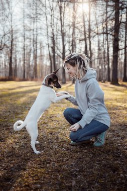 Parkta köpek eğiten kızlar..