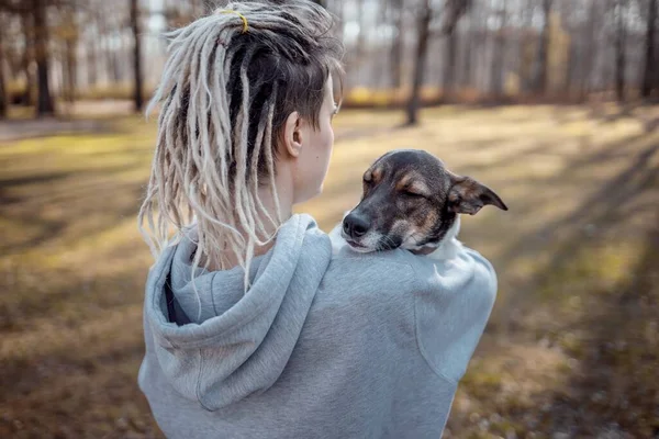 Meninas treinando um cão no parque.. — Fotografia de Stock