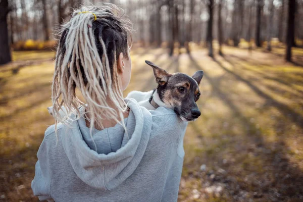 Les filles dressant un chien dans le parc. — Photo