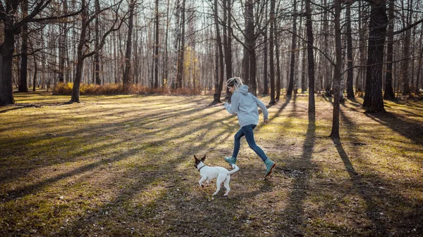 Parkta köpek eğiten kızlar..