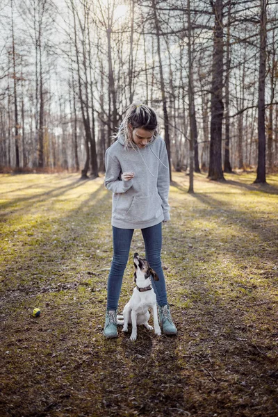 Parkta köpek eğiten kızlar..