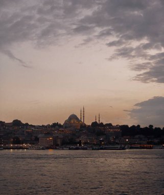 İstanbul 'da gün batımında cami