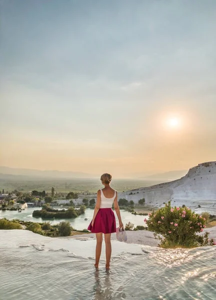 Kız Pamukkale şehrindeki dağda duruyor.