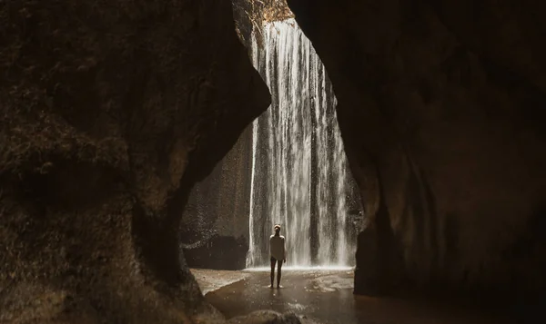 Bali 'de gizli bir şelalede kalan kız.