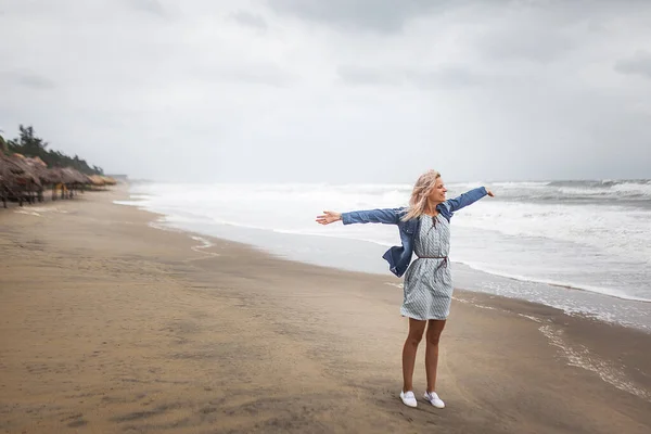 Hoi 'de duran mutlu kız. Bir plaj.