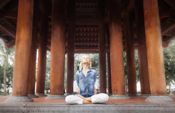 Fille faire du yoga dans un temple — Photo