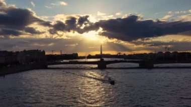 St. Petersburg 'daki Neva Nehri üzerinde gün batımı