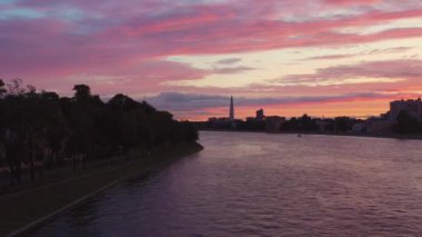 St. Petersburg 'daki Neva Nehri üzerinde gün batımı