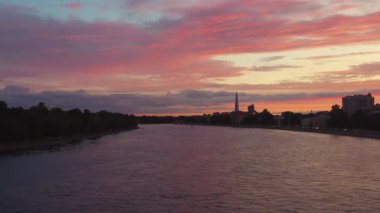 St. Petersburg 'daki Neva Nehri üzerinde gün batımı
