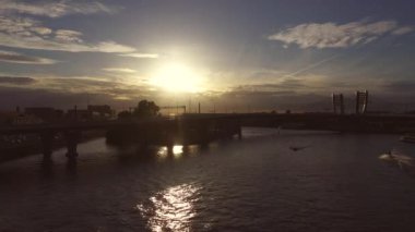 St. Petersburg 'daki Neva Nehri üzerinde gün batımı