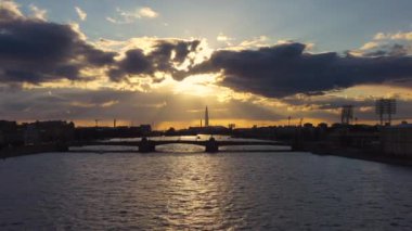 St. Petersburg 'daki Neva Nehri üzerinde gün batımı