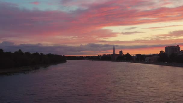 Zachód słońca nad rzeką Nevą w Sankt Petersburgu — Wideo stockowe