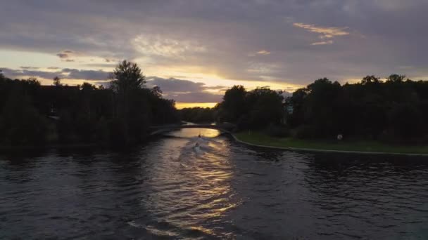 Pôr do sol sobre o rio Neva em São Petersburgo — Vídeo de Stock