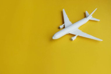 Sarı zemin üzerine beyaz uçak boşaltmak