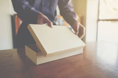 Seçici odak gencin bir hediye kutusu açma