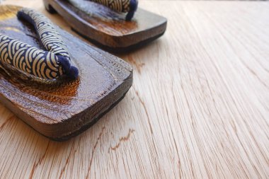 Japon takunya Close-up Geta ahşap arka plan üzerine aradı.