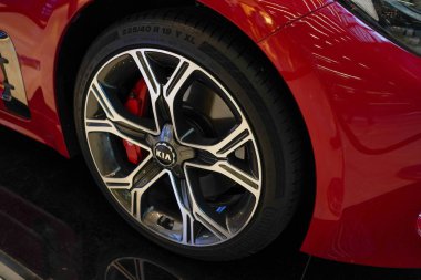 Kuala Lumpur, Malezya - 14 Temmuz 2018: Jantlar ve lastikler yeni Kia Stringer başlattı içinde Malezya 's Pavilion Alışveriş Merkezi, ekranda.