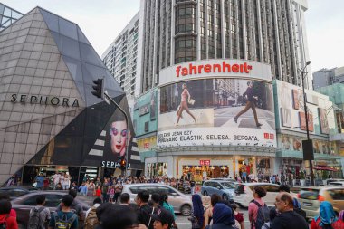 Kuala Lumpur, Malezya - 14 Temmuz 2018: Tanımlanamayan yayalar geçmek için bekleyen yol önünde Fahrenheit alışveriş merkezinde Bukit Bintang Kuala Lumpur.