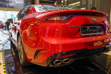 Kuala Lumpur, Malezya - 14 Temmuz 2018: Yeni Kia Stringer görünümünü geri yılında başlatıldı Malezya 's Pavilion Alışveriş Merkezi, ekranda.