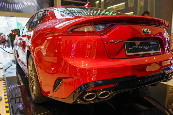 Kuala Lumpur, Malezya - 14 Temmuz 2018: Yeni Kia Stringer görünümünü geri yılında başlatıldı Malezya 's Pavilion Alışveriş Merkezi, ekranda.