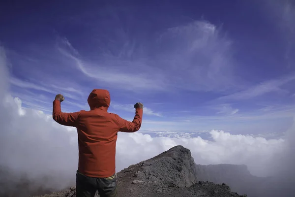 Conceito Vitória Homem Levantando Mão Pico Monte Kerinchi — Fotografia de Stock