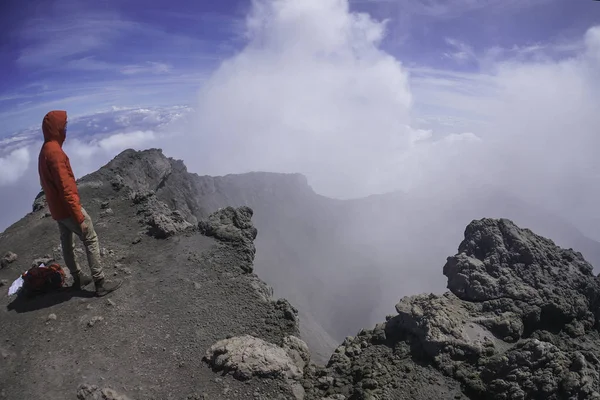 Vue Des Yeux Poisson Homme Debout Près Falaise Mont Kerinchi — Photo