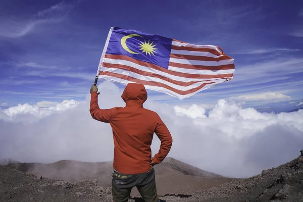 Ένας Άνθρωπος Που Κρατά Την Εθνική Σημαία Της Μαλαισίας Κοντά Φωτογραφία Αρχείου